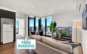 Docklands Skyline Views - Luxury Stay With Panoramic Views - Pool, Gym, Free Parking Access